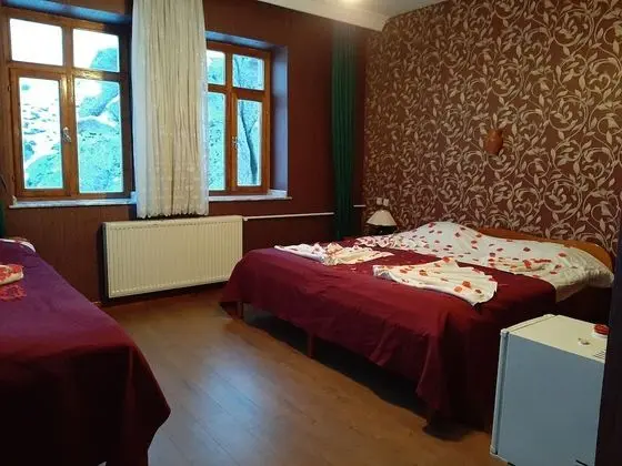 Family Oda, Göl Manzaralı