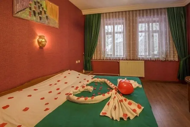 Family Oda, Göl Manzaralı