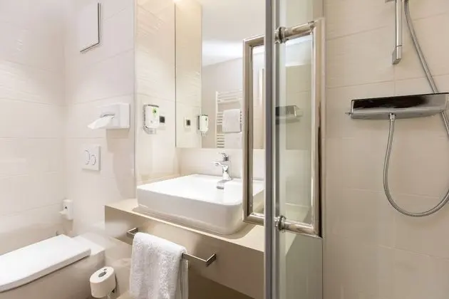 Business Tek Büyük Yataklı Oda (French Bed)