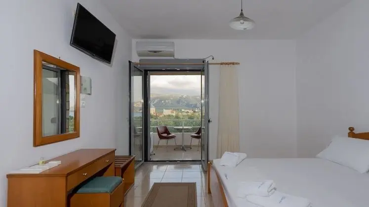 Tek Büyük Yataklı Oda, 1 Çift Kişilik Yatak, Balkon, Kısmi Deniz Manzaralı