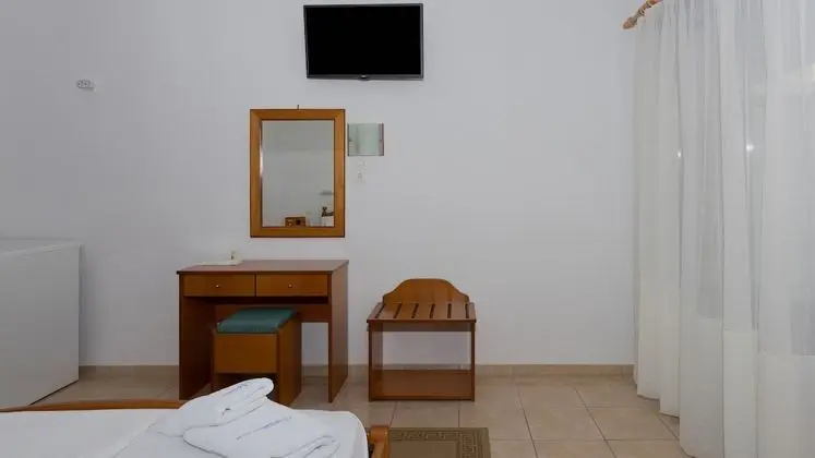 Tek Büyük Yataklı Oda, 1 Çift Kişilik Yatak, Balkon, Kısmi Deniz Manzaralı