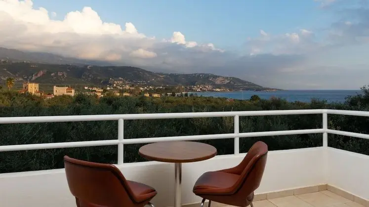 Tek Büyük Yataklı Oda, 1 Çift Kişilik Yatak, Balkon, Kısmi Deniz Manzaralı