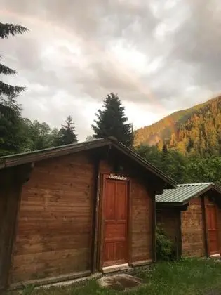 Çift Kişilik, Şelale Manzaralı