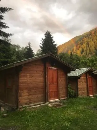 Çift Kişilik, Şelale Manzaralı