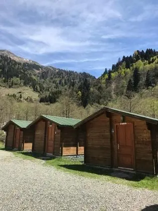 Çift Kişilik, Şelale Manzaralı