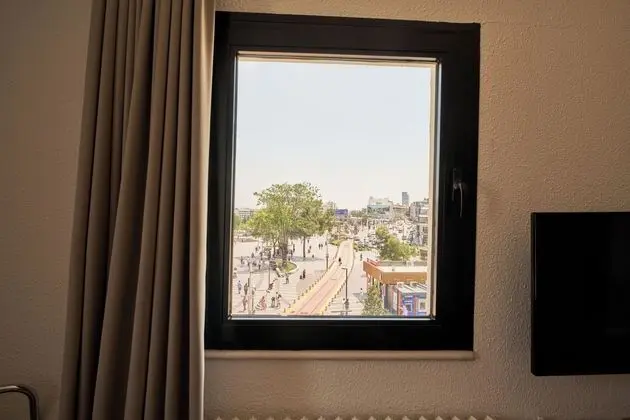Tek Büyük Yataklı Oda, Köşe