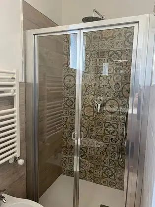 Classic Tek Büyük Yataklı Oda, Banyolu/Duşlu (CAMERA 8 MATR.FINESTRA)