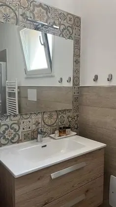 Classic Tek Büyük Yataklı Oda, Banyolu/Duşlu, Dağ Manzaralı (CAMERA 5 FINESTRA)