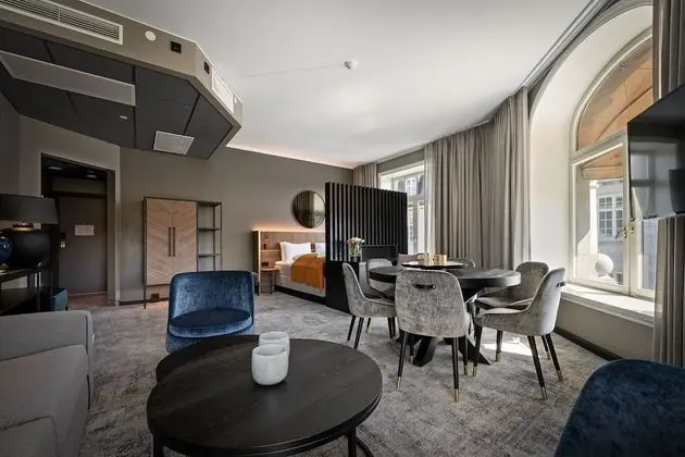Junior Suite with Landmark View