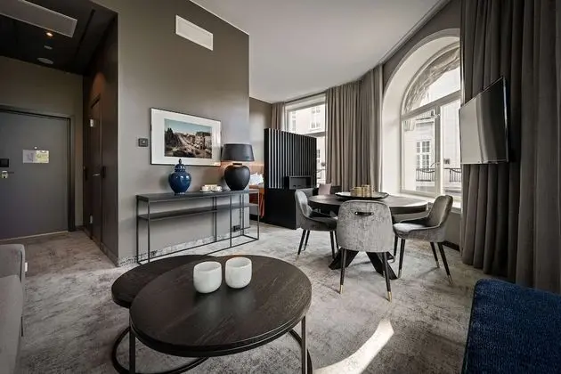Junior Suite with Landmark View