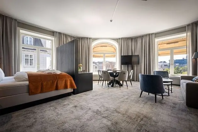 Junior Suite with Landmark View