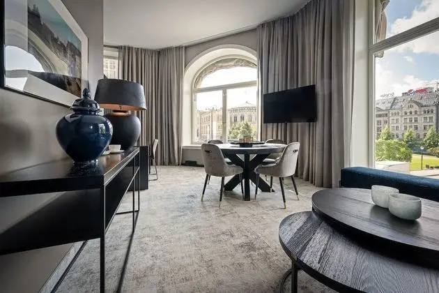 Junior Suite with Landmark View