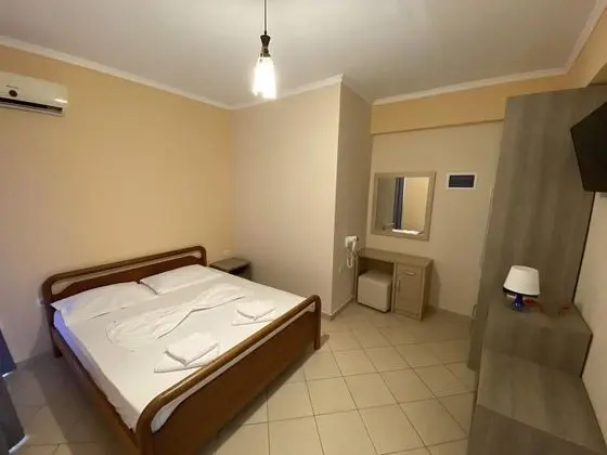 Tek Büyük Yataklı Oda, Havuz Manzaralı