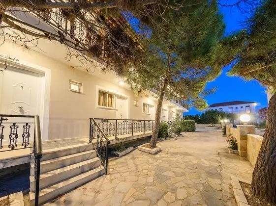 Stüdyo, Bahçe Manzaralı