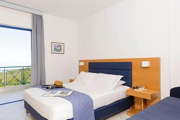 Üç Kişilik Oda, Deniz Manzaralı