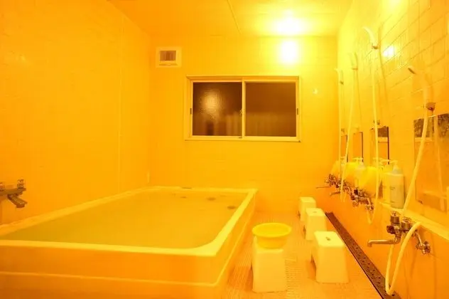 Üç Kişilik Oda, Ortak Banyo