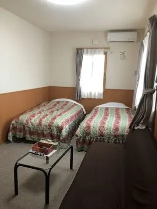 Üç Kişilik Oda, Sigara İçilmez