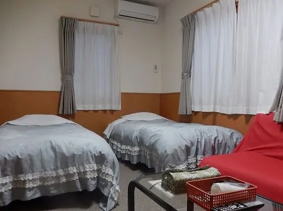 Üç Kişilik Oda, Sigara İçilmez