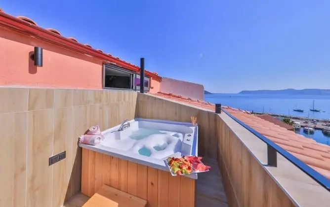 Çatı Katı Deluxe Oda, Deniz Manzaralı, Jakuzili (2 Kişilik)