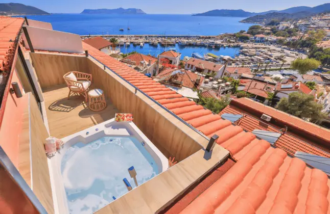 Çatı Katı Oda, Deniz Manzaralı, Jakuzili