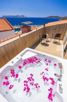 Çatı Katı Oda, Deniz Manzaralı, Jakuzili