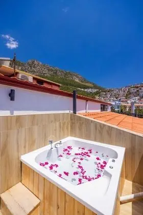 Çatı Katı Oda, Deniz Manzaralı, Jakuzili