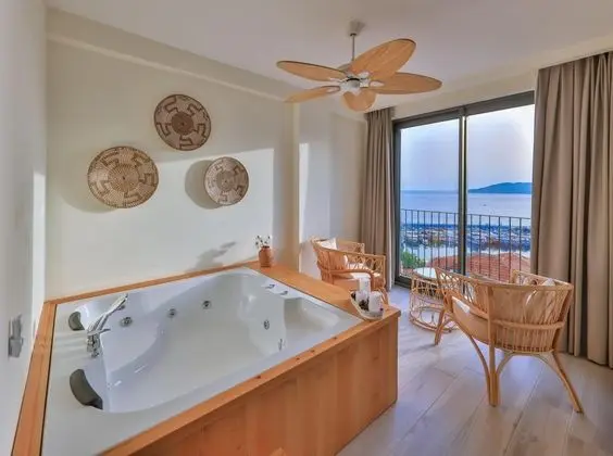 Deluxe Oda, Deniz Manzaralı, Jakuzili (2 Kişilik)