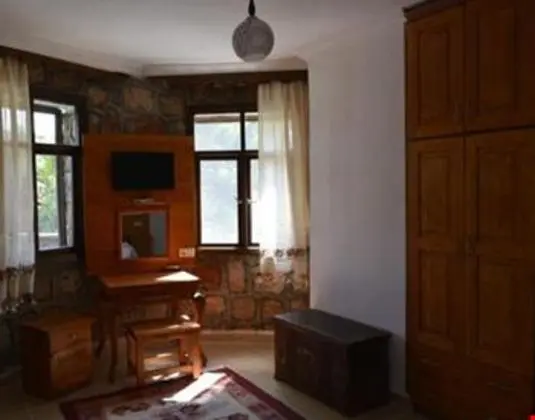 Triple, Bahçe Manzaralı