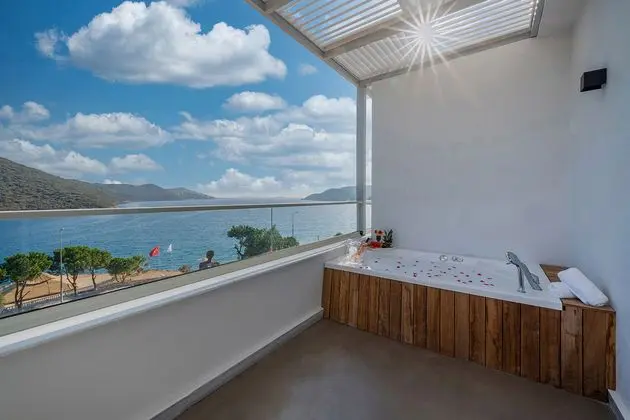 Jakuzili Deluxe Suite Oda