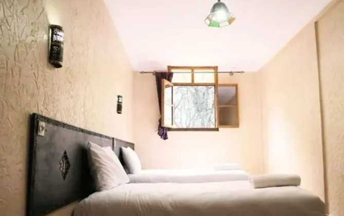 İki Ayrı Yataklı Oda, Sigara İçilmez