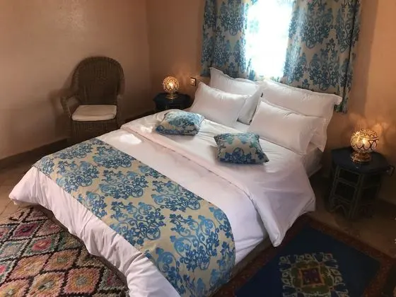 Tek Büyük Yataklı Oda, Havuz Manzaralı (Chameaux)