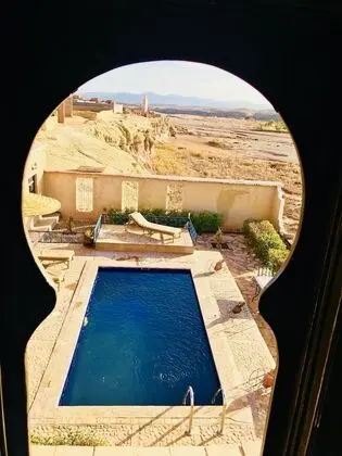 Tek Büyük Yataklı Oda, Havuz Manzaralı (Chameaux)