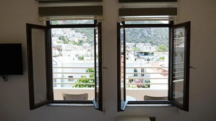Triple, Kara Manzaralı, Balkonlu