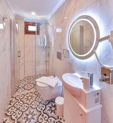 Triple, Kara Manzaralı, Balkonlu