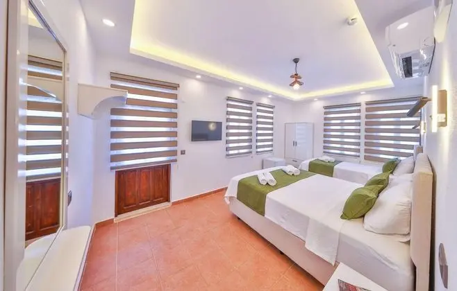 Triple, Kara Manzaralı, Balkonlu