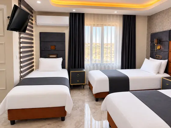 Tarihi Eski Midyat Manzaralı Aile Suit Odası