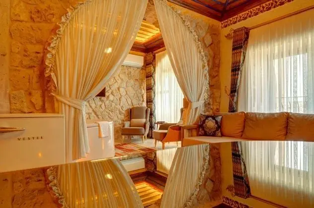 Deluxe Suit,    , Jakuzili ve Balkonlu