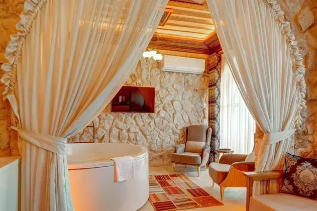 Deluxe Suit,    , Jakuzili ve Balkonlu