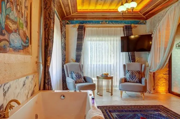 Deluxe Suit,    , Jakuzili ve Balkonlu