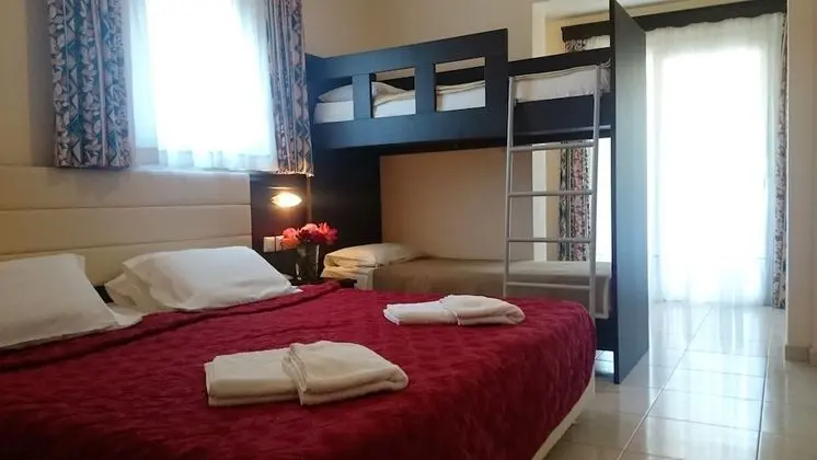 Basic Dört Kişilik Oda, Havuz Manzaralı