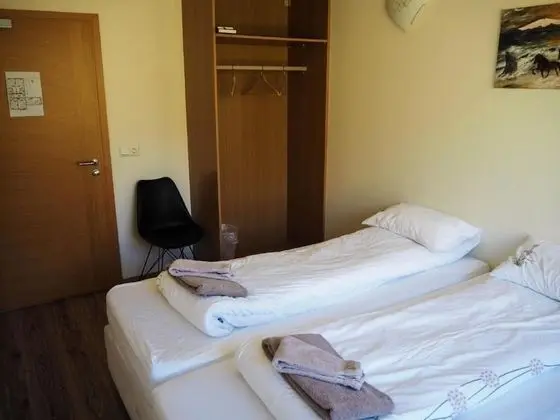 Tek Büyük veya İki Ayrı Yataklı Oda, Ortak Banyo