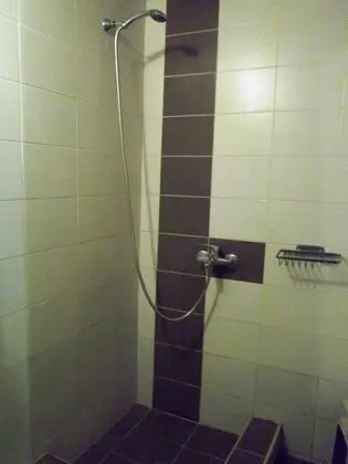 Dört Kişilik Oda, Ortak Banyo