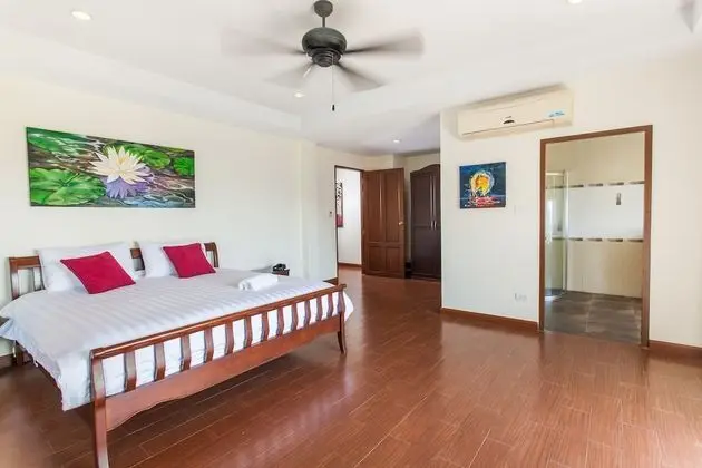 4 Bedrooms Villa