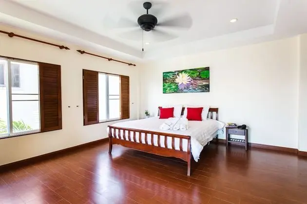 4 Bedrooms Villa