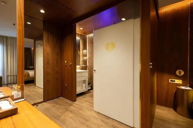 Deluxe Double Room (2 Adults + 1 Child)