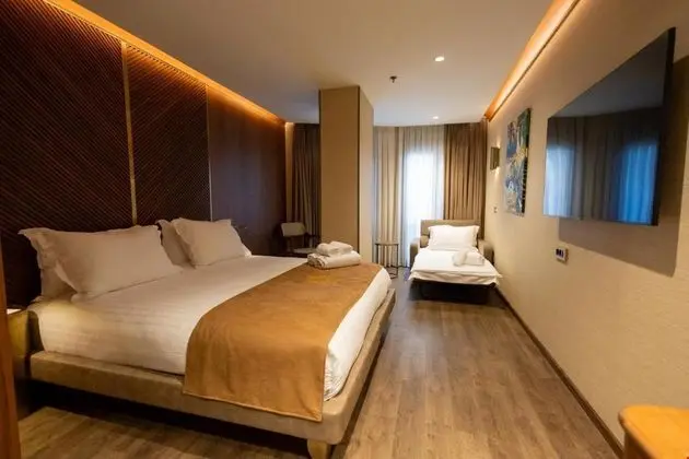 Deluxe Double Room (2 Adults + 1 Child)
