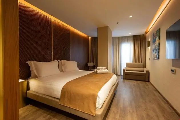 Deluxe Double Room (2 Adults + 1 Child)