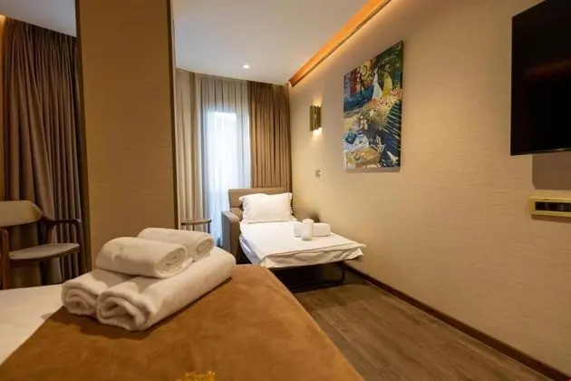 Deluxe Double Room (2 Adults + 1 Child)