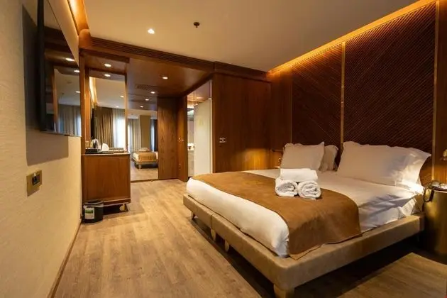 Deluxe Double Room (2 Adults + 1 Child)