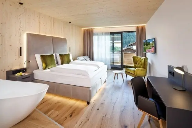 Junior Süit, 1 Büyük (Queen) Boy Yatak, Dağ Manzaralı